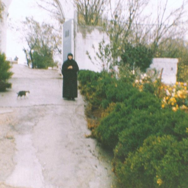 Είσοδος της Μονής όπως ήταν παλαιά. Διακρίνεται η Ηγουμένη Μαριάμ (από τον πρώτο καιρό της εγκαταστάσεως Της στην ερειπωμένη Ιερά Μονή).