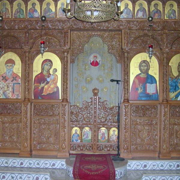 Το Παρεκκλήσιο του Αγίου Σπυρίδωνος (δεξιό κλίτος) με το υπέροχο ξυλόγλυπτο τέμπλο, έργο του Σερραίου ξυλογλύπτου Δ. Μπόλαρη.