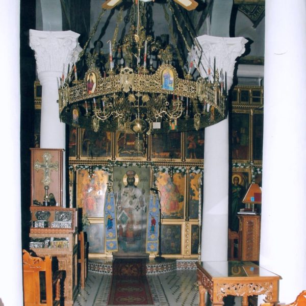 Εσωτερικά του Ναού της Αγίας Παρασκευής μετά την τελική ανακαίνιση όπου διακρίνονται τα θαυμάσια ψηφιδωτά δάπεδα καθώς και το τέμπλο του Ναού.