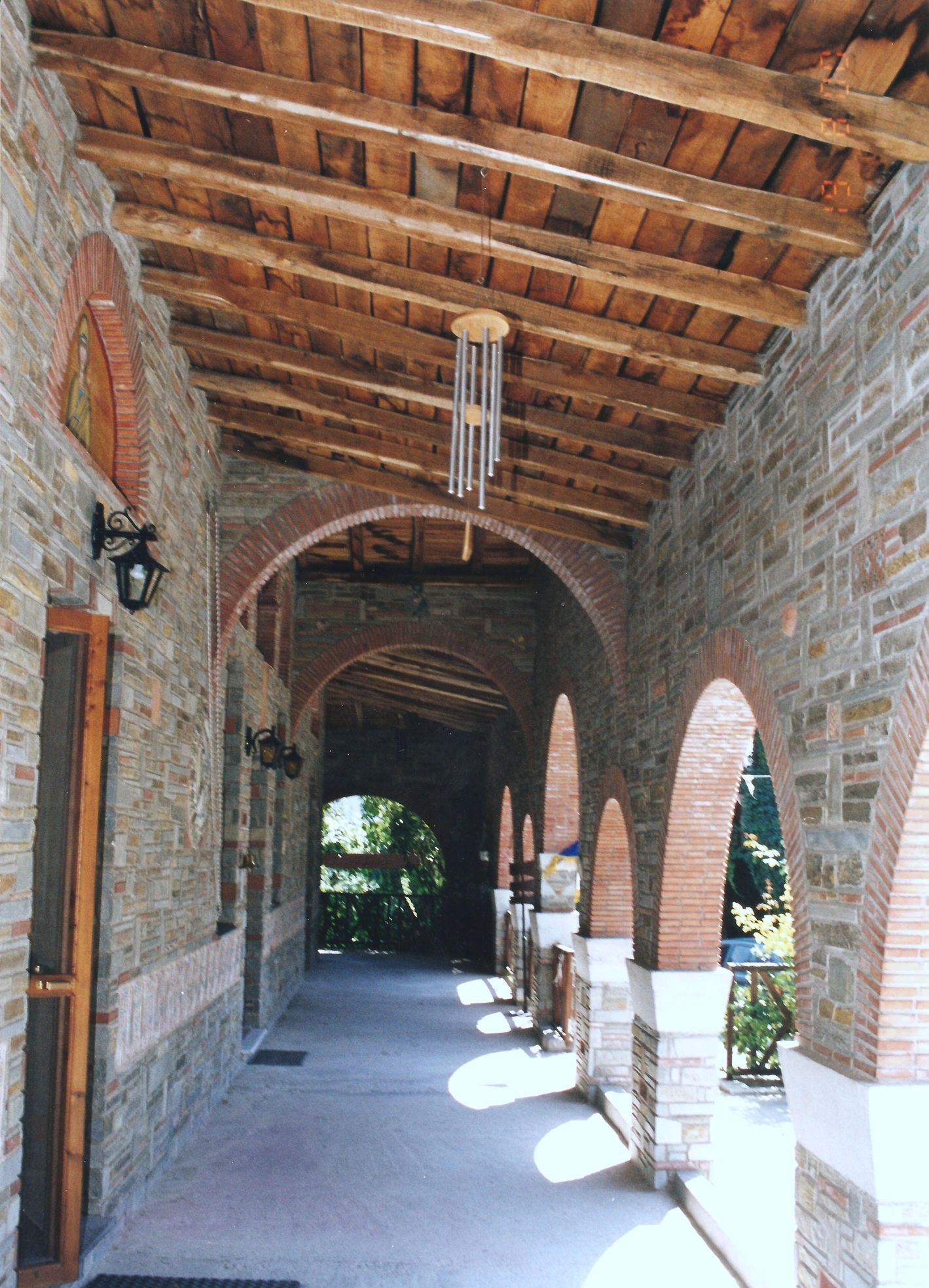 Σκέπαστρο εξωτερικά του Ιερού Ναού της Αγίας Παρασκευής.