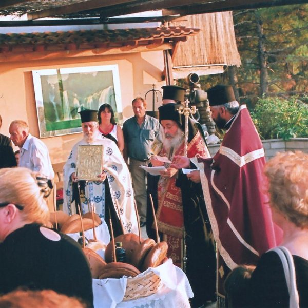 Ο Σεβασμιώτατος Μητροπολίτης μας Ζιχνών και Νευροκοπίου κ.κ. Ιερόθεος τελεί την Ιερά Αρτοκλασία στο μπαλκόνι ανήμερα της μνήμης της Αγίας Παρασκευής.