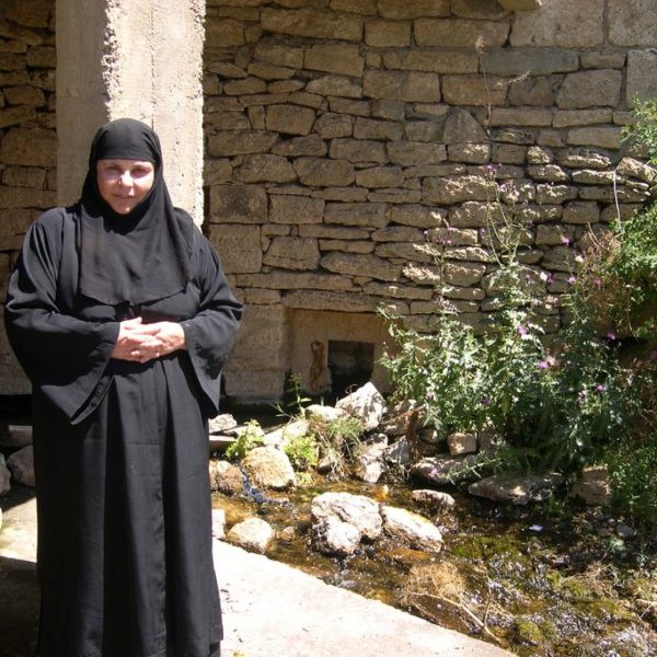 Η Ηγουμένη Μαριάμ μπροστά στο Αγίασμα του Τιμίου Προδρόμου.